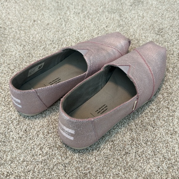 Toms Women’s Pink Metallic Canvas Slip Ons - Picture 2 of 6